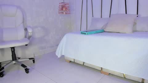 Snapshot of _tinyrousse_ chatting on February 16, 7:05 pm Rousse online show from February 16, 7:05 pm