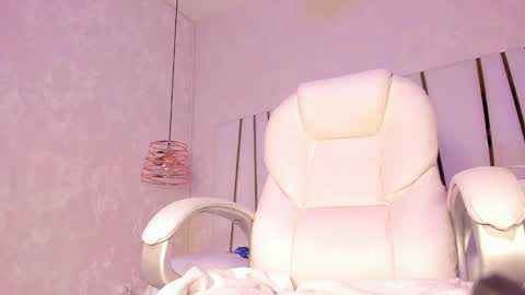 Snapshot of _tinyrousse_ chatting on February 19, 7:27 pm Rousse online show from February 19, 7:27 pm