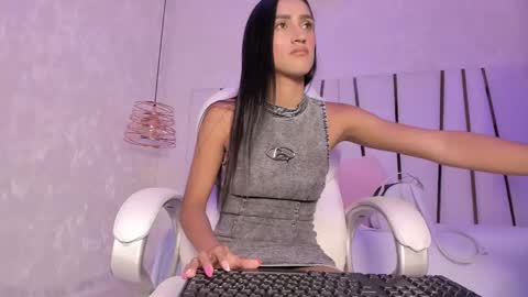 Snapshot of _tinyrousse_ chatting on March 8, 7:09 pm Rousse online show from March 8, 7:09 pm