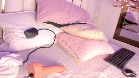 Snapshot of _tinyrousse_ chatting on March 11, 10:42 pm Rousse online show from March 11, 10:42 pm