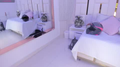 Snapshot of _tinyrousse_ chatting on September 15, 7:14 pm Rousse online show from September 15, 7:14 pm