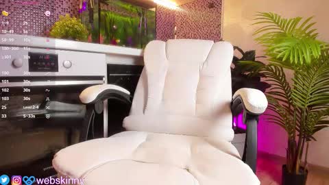 Snapshot of _top_skinny chatting on September 26, 3:32 am Julia online show from September 26, 3:32 am