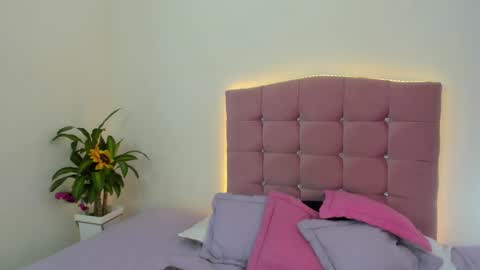 Snapshot of _valediaz__ chatting on December 2, 3:14 pm Vale online show from December 2, 3:14 pm