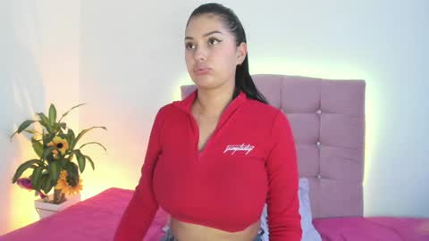 Snapshot of _valediaz__ chatting on February 3, 5:56 pm Vale online show from February 3, 5:56 pm