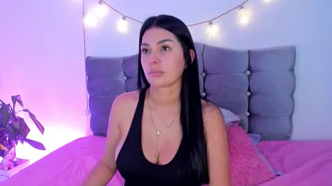 Snapshot of _valediaz__ chatting on March 13, 3:29 pm Vale online show from March 13, 3:29 pm