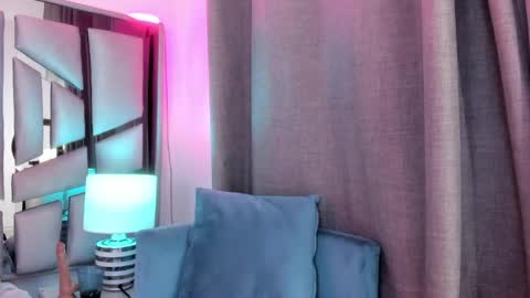 Snapshot of _valeria_saenz_ chatting on April 11, 7:56 am _valeria_saenz_ online show from April 11, 7:56 am