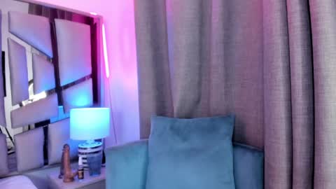 Snapshot of _valeria_saenz_ chatting on April 18, 3:43 am _valeria_saenz_ online show from April 18, 3:43 am