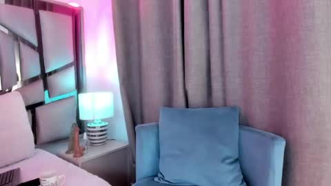 Snapshot of _valeria_saenz_ chatting on May 2, 3:44 am _valeria_saenz_ online show from May 2, 3:44 am