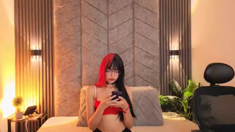 Snapshot of _viollettenoir_ chatting on November 15, 8:16 pm online show from November 15, 8:16 pm