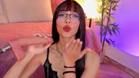 Snapshot of _viollettenoir_ chatting on February 17, 8:37 pm online show from February 17, 8:37 pm