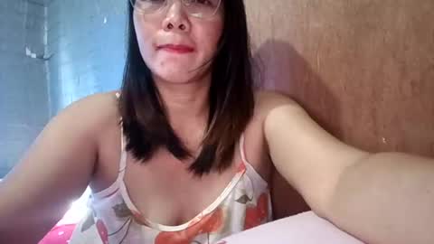 Snapshot of _xnice2meetux_ chatting on February 16, 6:42 am Vhia online show from February 16, 6:42 am