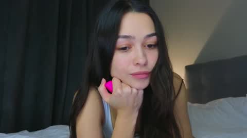 Snapshot of a_p_p_l_e chatting on February 17, 1:10 pm Mila and Jess online show from February 17, 1:10 pm