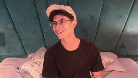Aaron Ezequiel online show from April 21, 6:55 pm