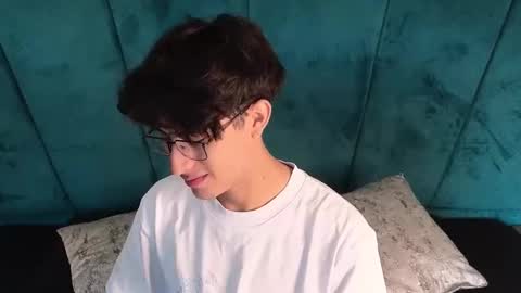 Aaron Ezequiel online show from May 9, 2:11 pm