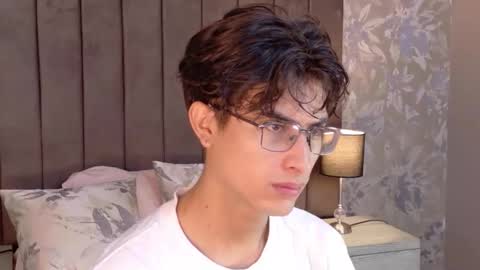 Aaron Ezequiel online show from May 19, 2:56 pm