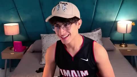 Aaron Ezequiel online show from May 22, 1:50 pm