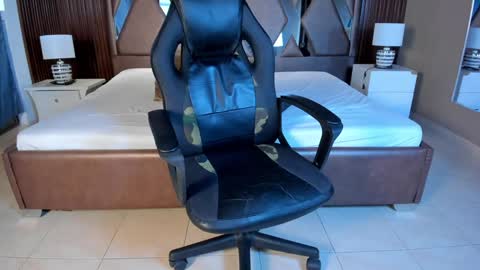 Snapshot of aaron_whitee chatting on December 5, 9:17 pm Aaron online show from December 5, 9:17 pm