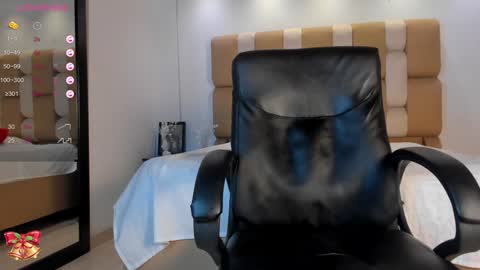 Snapshot of aaron_whitee chatting on December 11, 12:44 am Aaron online show from December 11, 12:44 am