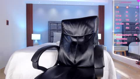 Snapshot of aaron_whitee chatting on December 13, 3:38 am Aaron online show from December 13, 3:38 am