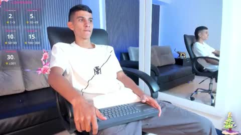 Snapshot of aaron_whitee chatting on December 19, 11:06 am Aaron online show from December 19, 11:06 am