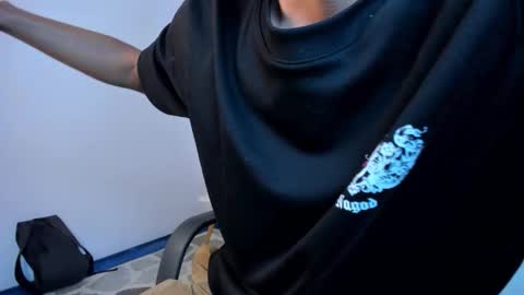 Snapshot of aaron_whitee chatting on January 7, 11:01 am Aaron online show from January 7, 11:01 am