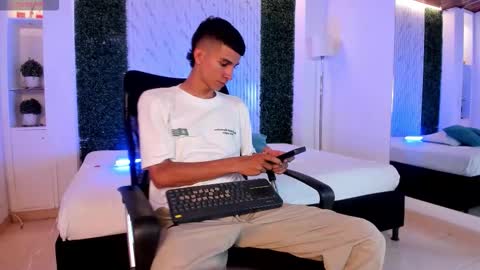 Snapshot of aaron_whitee chatting on January 17, 8:45 pm Aaron online show from January 17, 8:45 pm