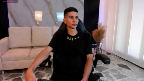 Snapshot of aaron_whitee chatting on March 3, 8:37 pm Aaron online show from March 3, 8:37 pm