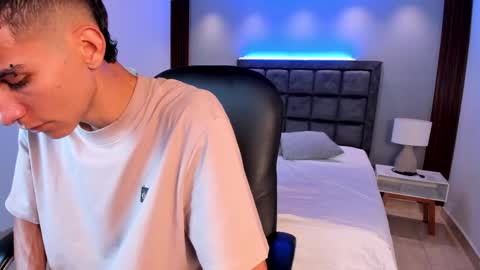 Snapshot of aaron_whitee chatting on March 4, 9:21 pm Aaron online show from March 4, 9:21 pm