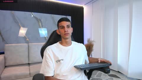 Snapshot of aaron_whitee chatting on March 5, 10:06 pm Aaron online show from March 5, 10:06 pm