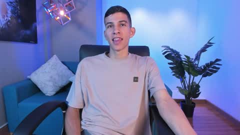 Snapshot of aaron_whitee chatting on March 7, 8:50 pm Aaron online show from March 7, 8:50 pm