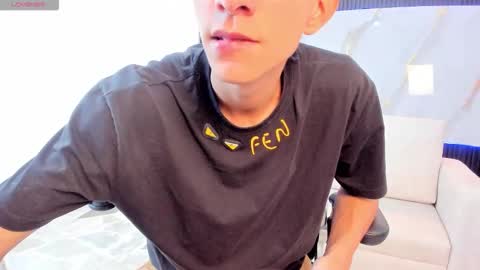 Snapshot of aaron_whitee chatting on March 9, 8:35 pm Aaron online show from March 9, 8:35 pm