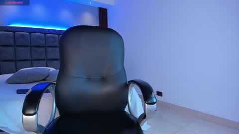 Snapshot of aaron_whitee chatting on March 18, 8:12 pm Aaron online show from March 18, 8:12 pm