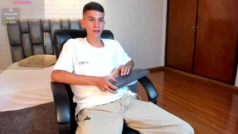 Snapshot of aaron_whitee chatting on March 20, 8:14 pm Aaron online show from March 20, 8:14 pm