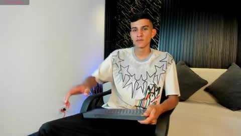 Snapshot of aaron_whitee chatting on April 1, 8:06 pm Aaron online show from April 1, 8:06 pm