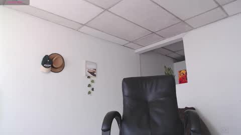 Snapshot of aaronblack1_ chatting on September 23, 3:59 pm Heyy my name is Aaron online show from September 23, 3:59 pm