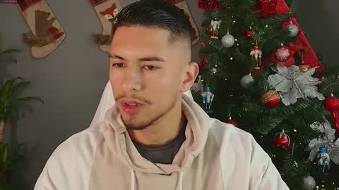 AARON  online show from December 6, 8:40 pm