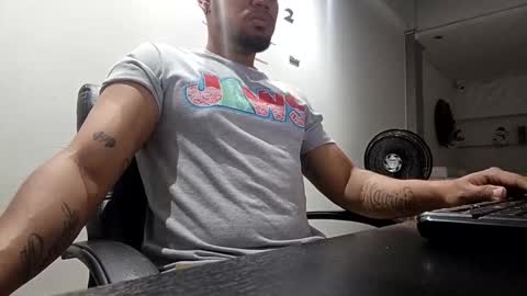 Snapshot of aaronhunter__ chatting on December 14, 2:12 am ig aaron hunter123 online show from December 14, 2:12 am