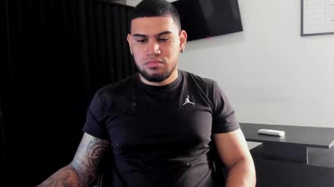 ig aaron hunter123 online show from April 1, 1:52 pm