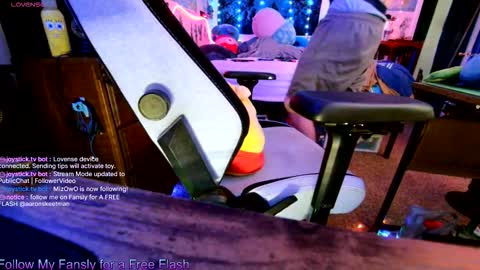 Snapshot of aaronskeetman chatting on March 3, 3:23 am Aaron Skeetman online show from March 3, 3:23 am