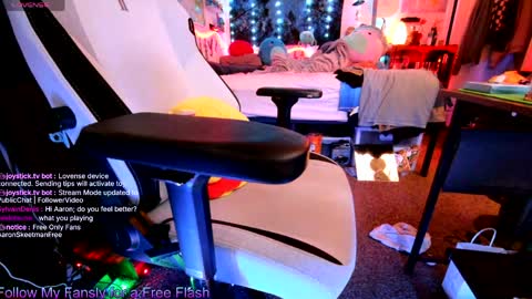 Snapshot of aaronskeetman chatting on March 21, 9:47 am Aaron Skeetman online show from March 21, 9:47 am