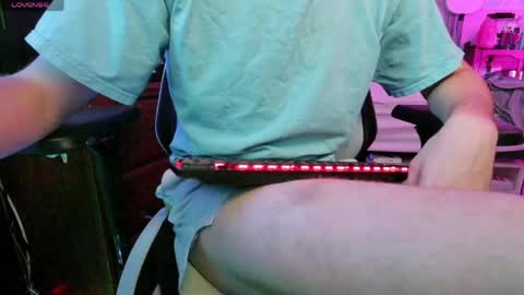 Snapshot of aaronskeetman chatting on April 1, 4:02 am Aaron Skeetman online show from April 1, 4:02 am