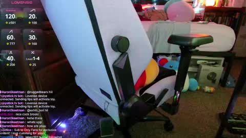 Snapshot of aaronskeetman chatting on April 9, 1:49 am Aaron Skeetman online show from April 9, 1:49 am