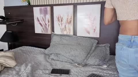 abella_as_ online show from May 16, 10:36 am