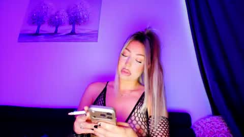Snapshot of abella_soleill chatting on June 15, 4:58 am abella_soleill online show from June 15, 4:58 am