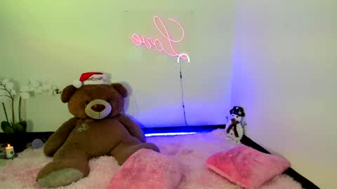 Snapshot of abellaconnor chatting on December 19, 10:00 pm Abella and Kendra online show from December 19, 10:00 pm