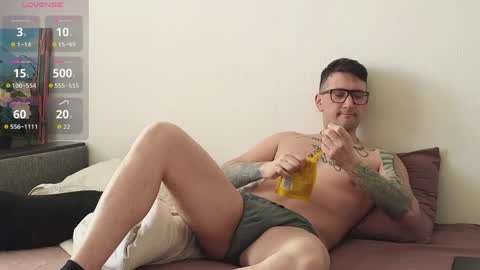 Snapshot of abovethesky_ chatting on April 8, 11:32 am Justin online show from April 8, 11:32 am