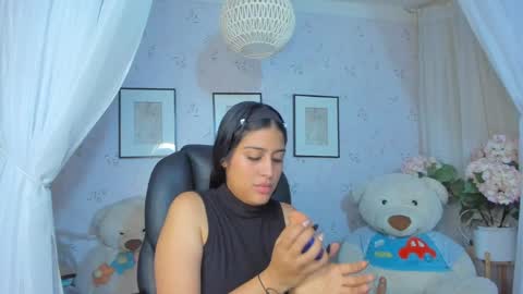 Snapshot of abriill_2 chatting on April 1, 7:33 pm ABRIL online show from April 1, 7:33 pm