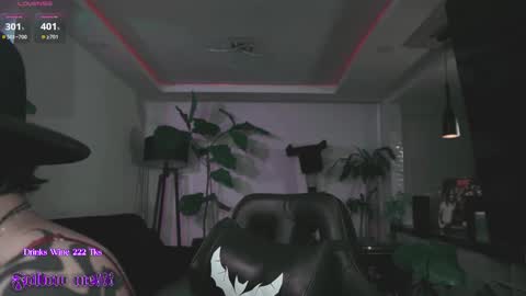 Snapshot of abril__colen chatting on March 5, 2:13 pm April online show from March 5, 2:13 pm