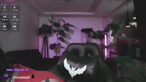 Snapshot of abril__colen chatting on March 16, 2:10 pm April online show from March 16, 2:10 pm