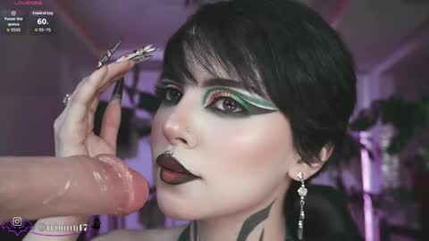 Snapshot of abril__colen chatting on March 19, 2:10 pm April online show from March 19, 2:10 pm